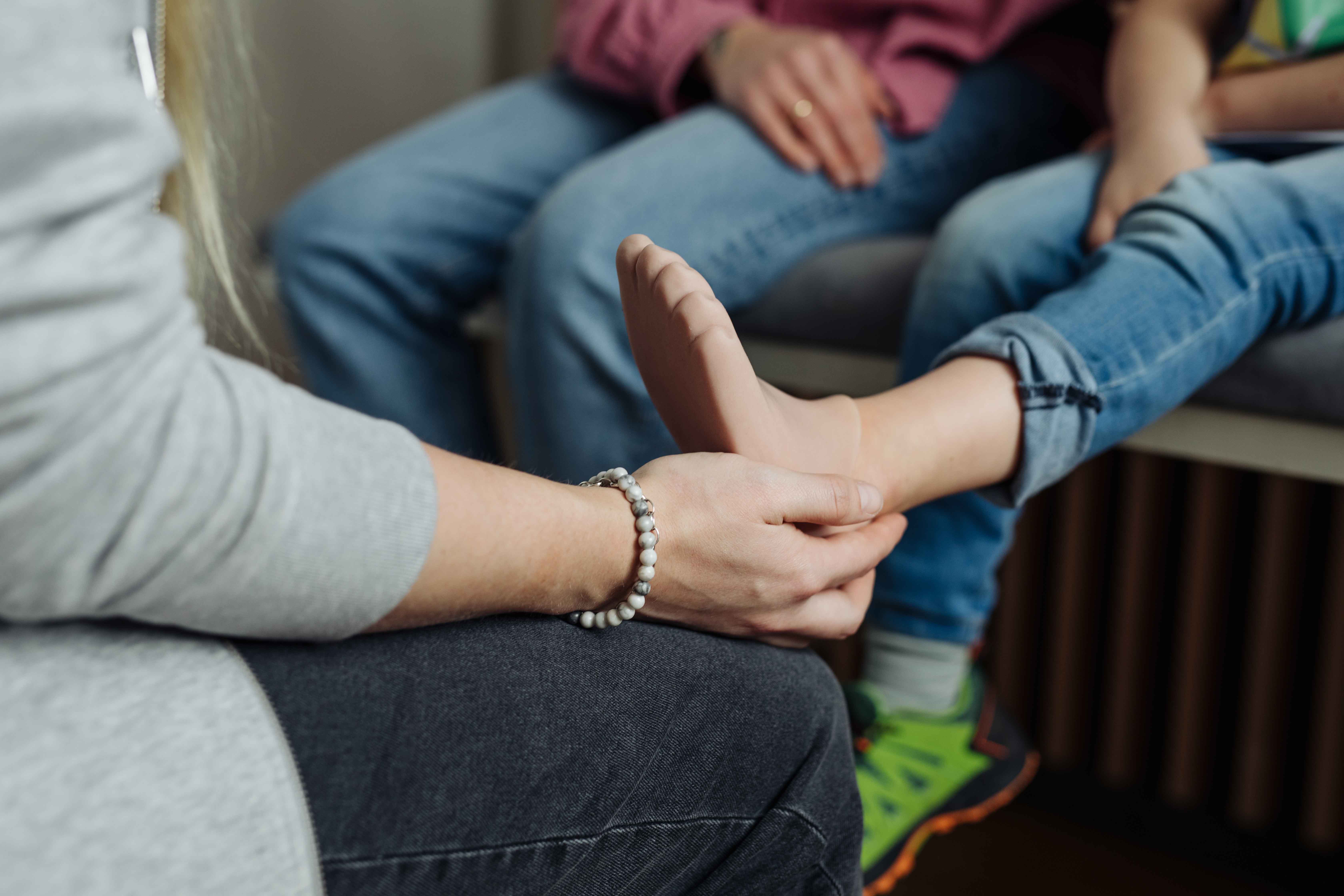 Der Sitz der Fu&szlig;prothese eines kleinen Jungen wird durch einen Hodey Kids Orthop&auml;dietechniker &uuml;berpr&uuml;ft.